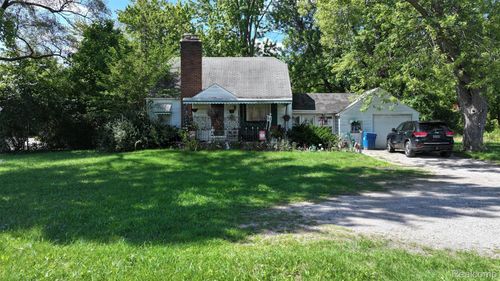 1220 S Belsay Rd, Burton, MI, 48509-1918 | Card Image