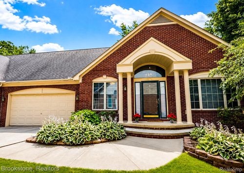 16400 Ventura Cir, Clinton Twp, MI, 48038-7315 | Card Image