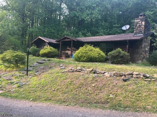 7 Derry Run Ln, Glen Gardner, NJ, 08826-3143 | Card Image