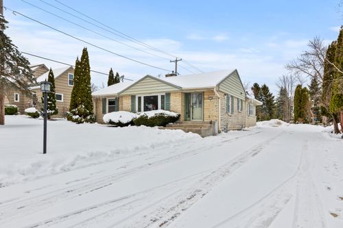 412 E Spooner Rd, Fox Point, WI, 53217-2772 | Card Image