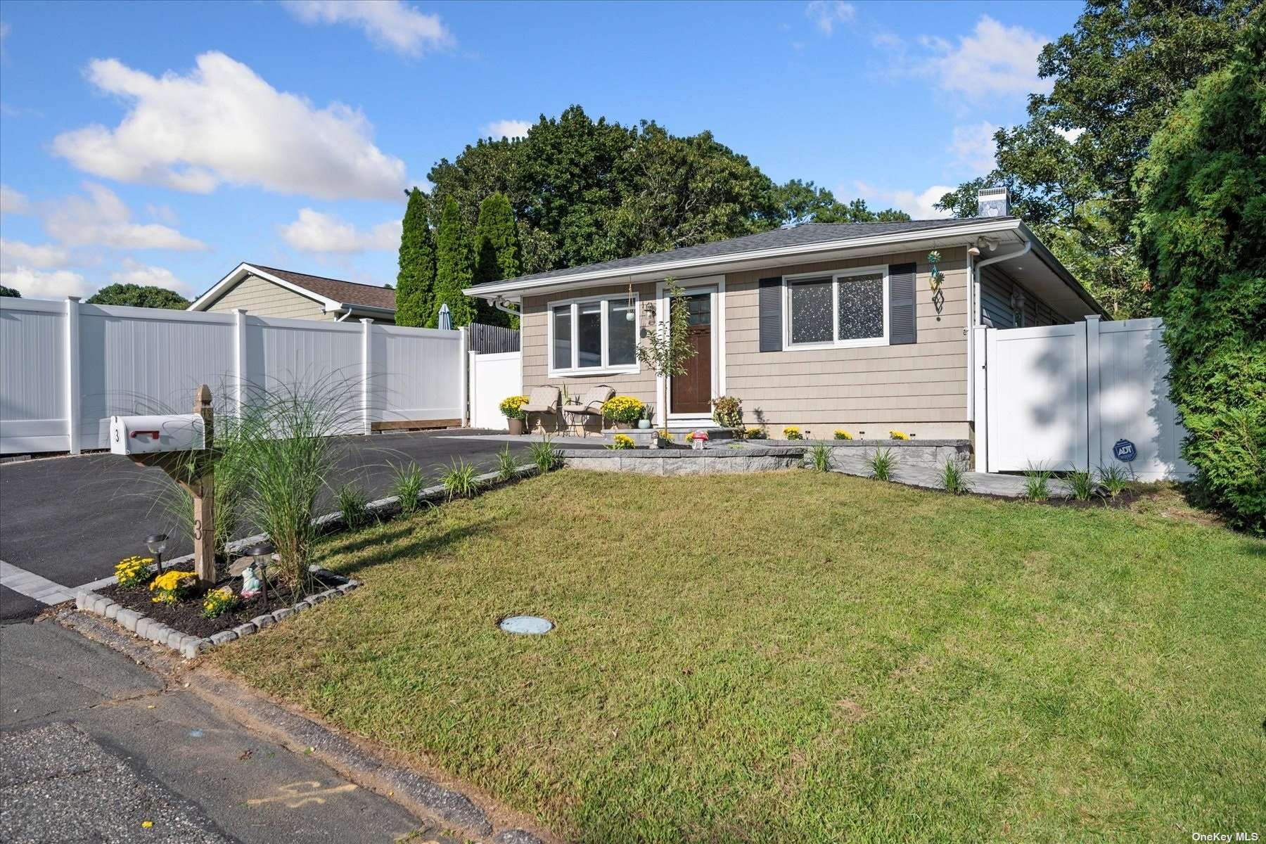 Nestledown Ave, Manorville, NY 11949