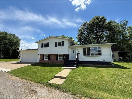 220 W 11th St, Uhrichsville, OH, 44683-1434 | Card Image