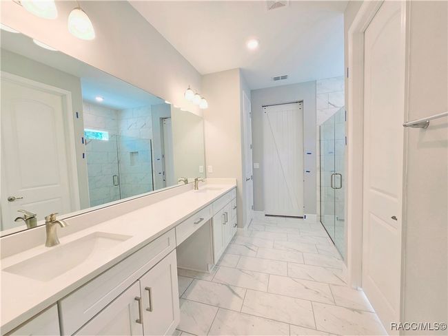 QUARTZ COUNTERTOPS AND DUAL SINKS | Image 7