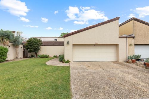 362 Englewood Dr, Kerrville, TX, 78028-6411 | Card Image