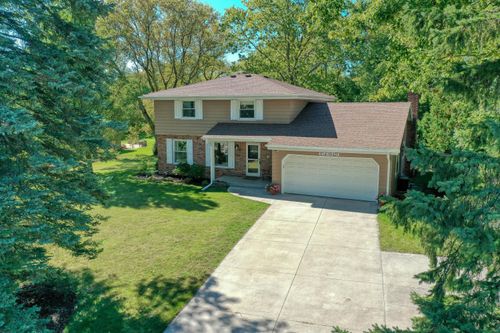 W141N5429 Van Buren Dr, Menomonee Falls, WI, 53051-6812 | Card Image