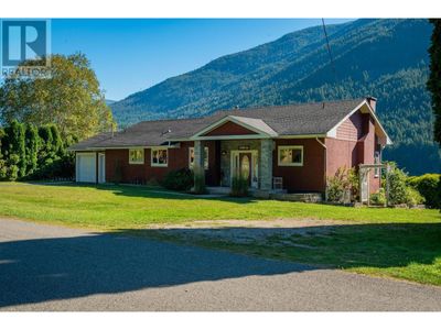 1628 Thrums Rd, House other with 3 bedrooms, 4 bathrooms and 5 parking in Castlegar BC | Image 2