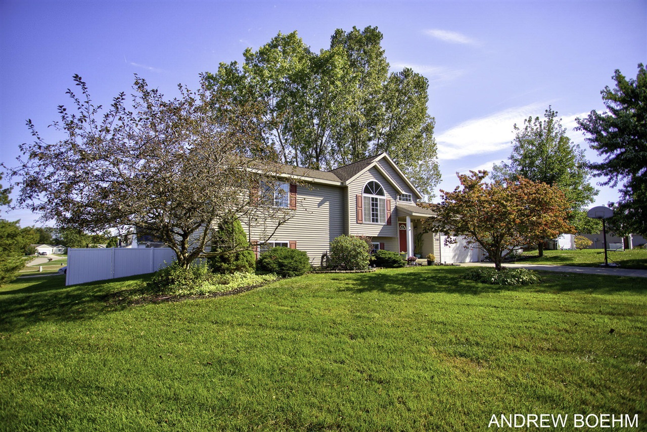 Willowood Dr, Zeeland, MI 49464
