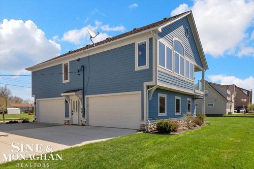 113 Roselawn St, Algonac, MI, 48001-1131 | Card Image