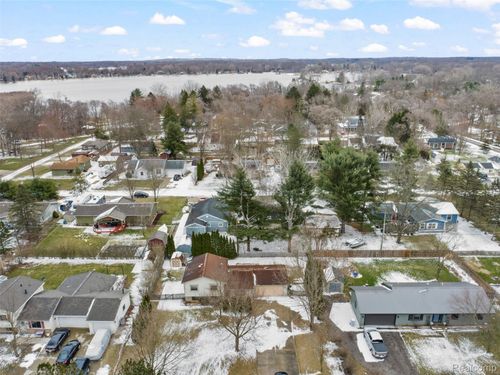 3778 Ponchartrain Dr, Pinckney, MI, 48169-9360 | Card Image