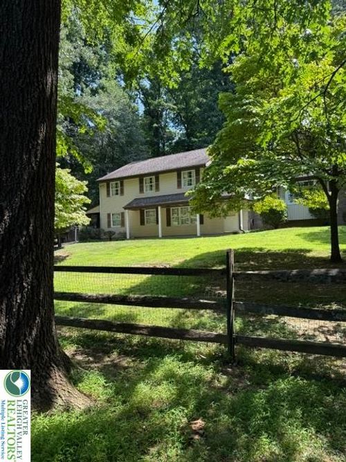 2045 Church Rd, BETHLEHEM, PA, 18015-9017 | Card Image