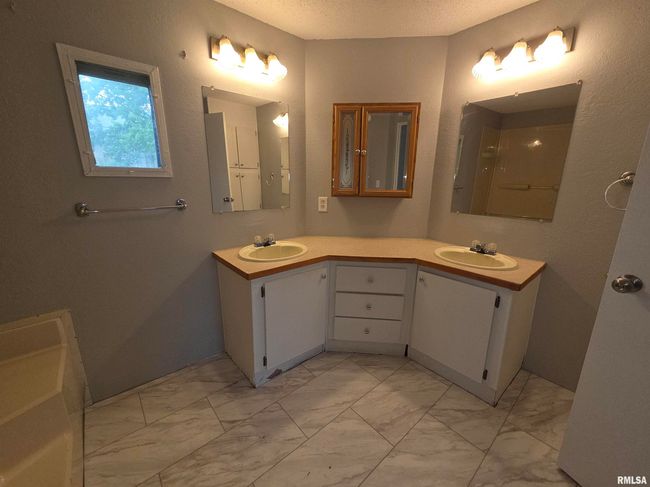 201 E 3 Rd St, Home with 3 bedrooms, 2 bathrooms and 2 parking in Christopher IL | Image 25