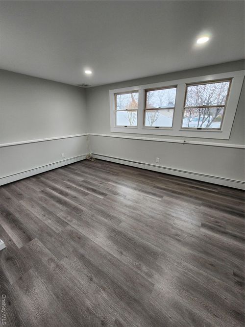 27 Estates Ln, Shoreham, NY, 11786-2126 | Card Image