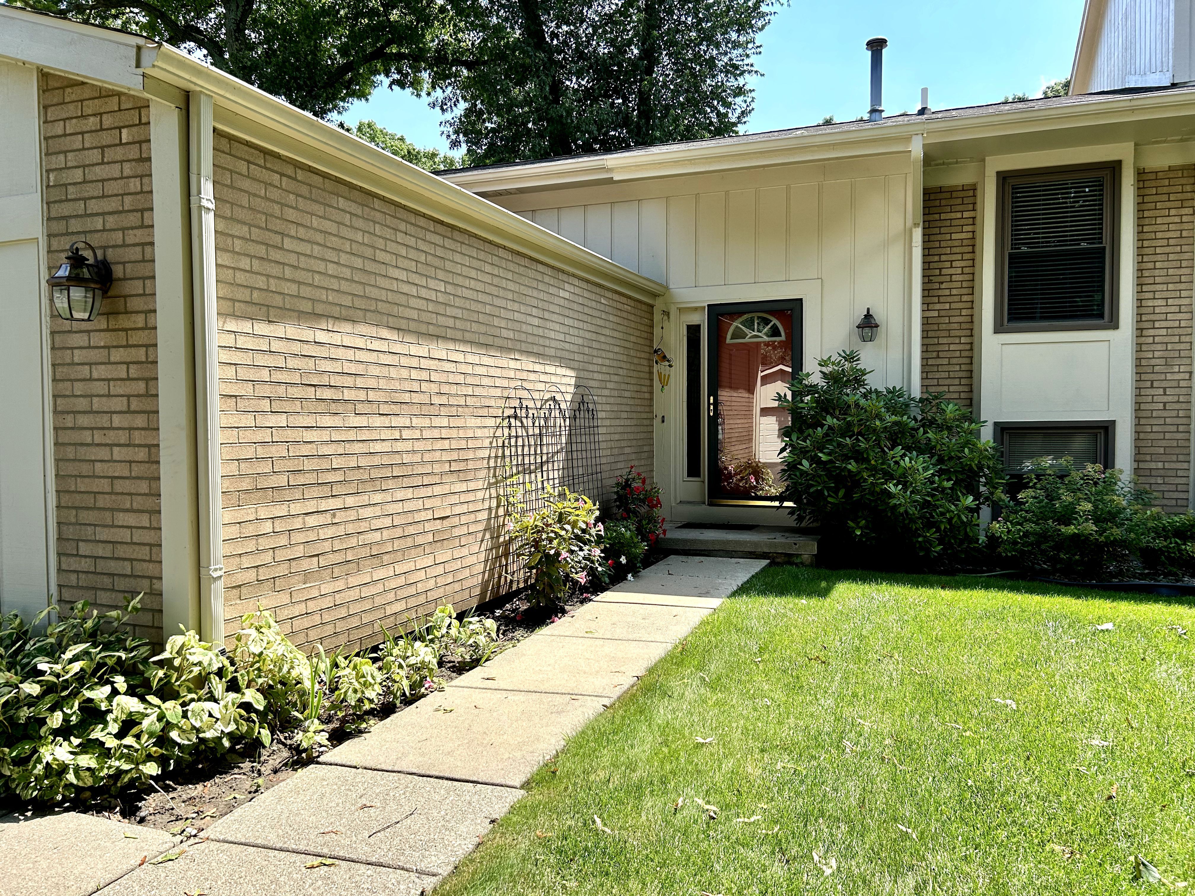 Glenway St, Brighton, MI 48116