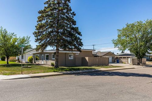 202 7 Street Nw, Medicine Hat, AB, T1A6N6 | Card Image