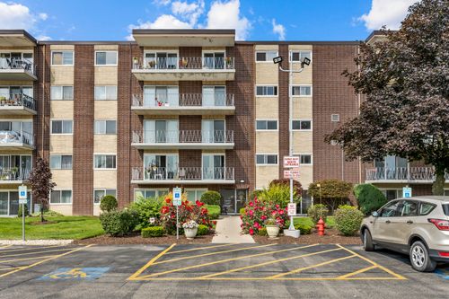 17e-2900 Maple Ave, Downers Grove, IL, 60515-4143 | Card Image