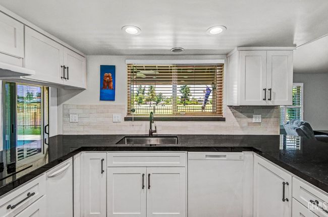 UNIT-9 - 2000 Ashe Rd, Condo with 3 bedrooms, 1 bathrooms and null parking in Bakersfield CA | Image 8