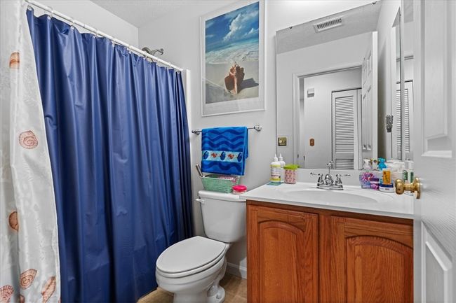 Main upper-level full bath. | Image 25