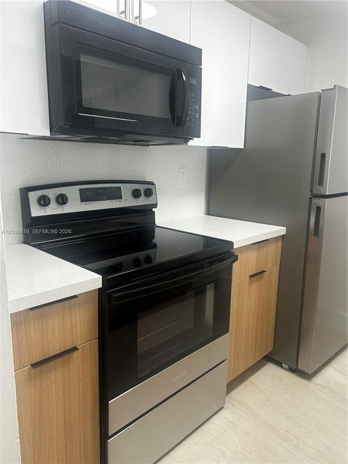 d309-7035 Nw 186th St, Hialeah, FL, 33015-8325 | Card Image