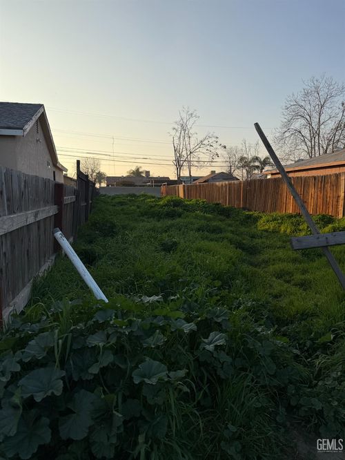 110 S Owens St, Bakersfield, CA, 93307-1807 | Card Image