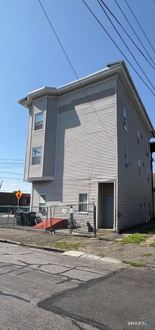 679 Norman St, Bridgeport, CT, 06605-1017 | Card Image