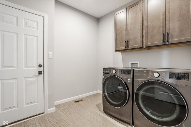 Main floor laundry room. | Image 32