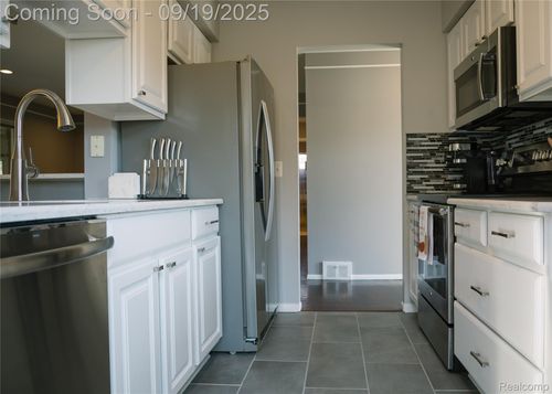 15057 Hix St, Livonia, MI, 48154-4875 | Card Image