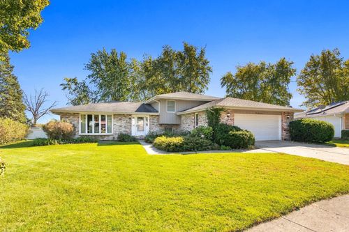 210 S Menominee Dr, Minooka, IL, 60447-9435 | Card Image