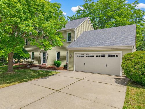 112 N Meadowside Ct, Summit, WI, 53066-8712 | Card Image