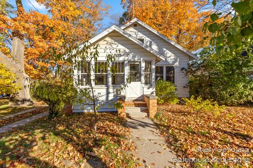 17 E Muskegon St, Cedar Springs, MI, 49319-9501 | Card Image