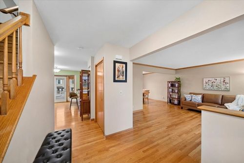 3195 Village Green Dr, Aurora, IL, 60504-7200 | Card Image