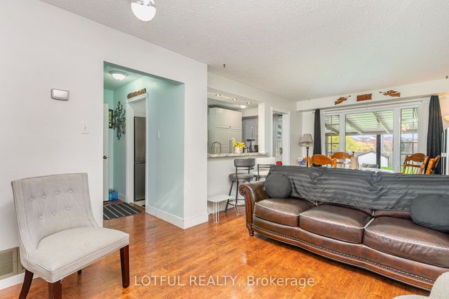 134 Royal Salisbury Way, House attached with 3 bedrooms, 2 bathrooms and 2 parking in Brampton ON | Image 4