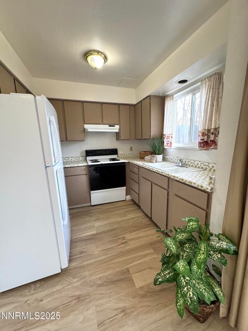 827 Belli Dr, Reno, NV, 89502-2584 | Card Image