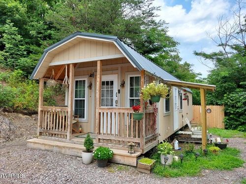 152 E Greenway St, Sneedville, TN, 37869-3631 | Card Image