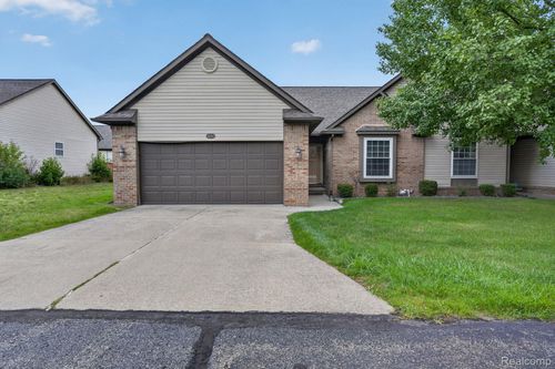5034 Sandalwood Dr, Grand Blanc, MI, 48439-4260 | Card Image
