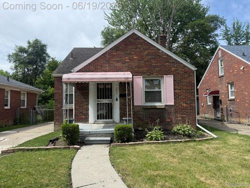 20056 Roscommon St, Harper Woods, MI, 48225-2254 | Card Image