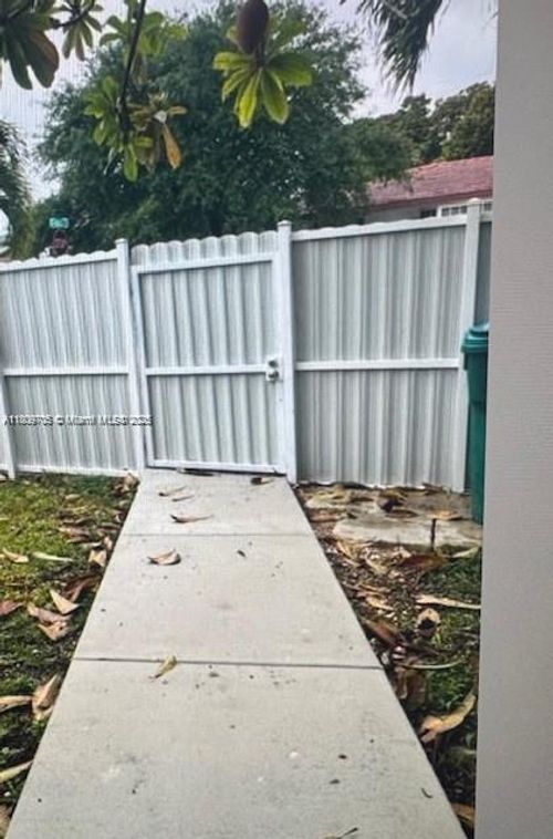 1-10011 Sw 164th Ter, Miami, FL, 33157-3231 | Card Image