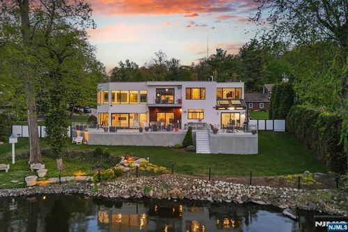 28 Glen Ct, Pompton Lakes, NJ, 07442-1342 | Card Image