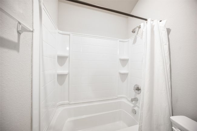 Bathroom with shower / bathtub combination with curtain | Image 24