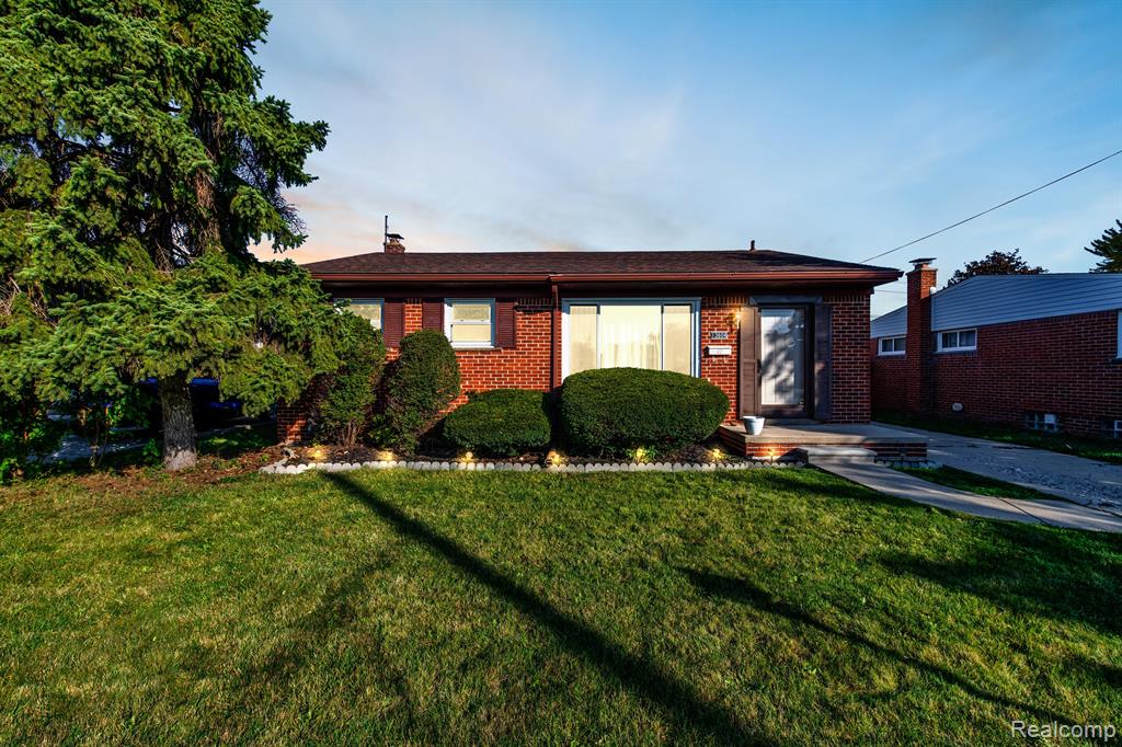 Leroy St, Southgate, MI 48195