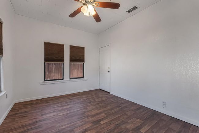 Unfurnished room featuring dark hardwood / wood-style floors and ceiling fan | Image 25