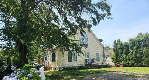 19 Moon Ave, Flanders, NY, 11901-4043 | Card Image