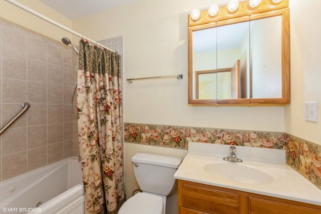 APT-201 - 550 75 Th St, Condo with 2 bedrooms, 2 bathrooms and 1 parking in Downers Grove IL | Image 9