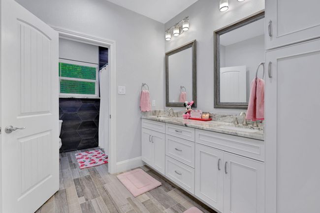 Dressing area in secondary bathroom | Image 33