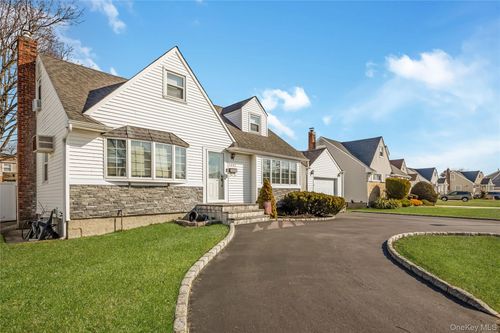 3647 Bernard Dr, Wantagh, NY, 11793-1658 | Card Image