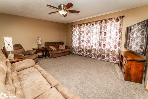 2233 Hart Ave, State Center, IA, 50247-9524 | Card Image