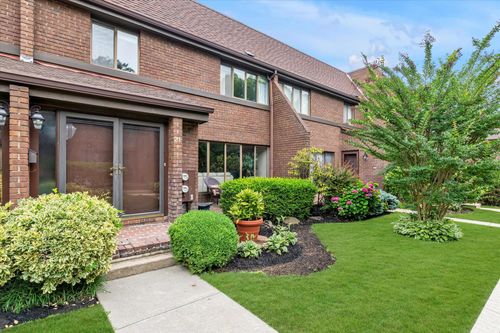 21 Fox Rdg, Roslyn, NY, 11576-2827 | Card Image