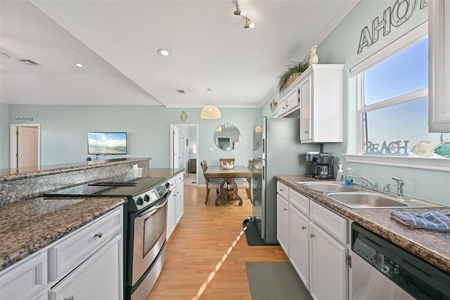 3233 Castle Dr, House other with 3 bedrooms, 2 bathrooms and 1 parking in Crystal Beach TX | Image 12