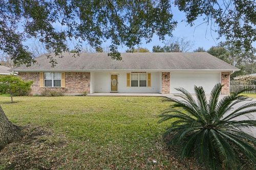 815 1st St, Winnie, TX, 77665-9125 | Card Image