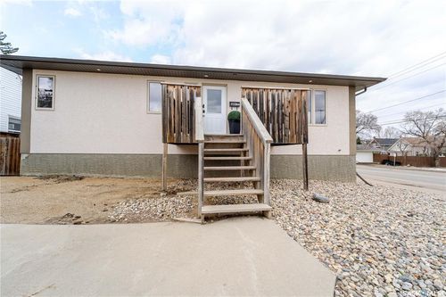 805 4th Ave Nw, Moose Jaw, SK, S6H3W8 | Card Image