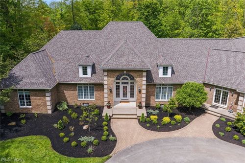 8795 Pheasant Run Ln, Mentor, OH, 44060-7860 | Card Image